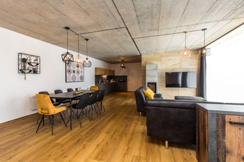 VIP villa - obývací pokoj s kuchyňkou a jídelnou