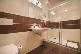 EA Hotel Kraskov**** - bathroom in hotel